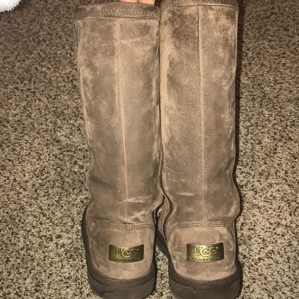 Rare chocolate Ugg boots w/zipper brass Ugg Tag
